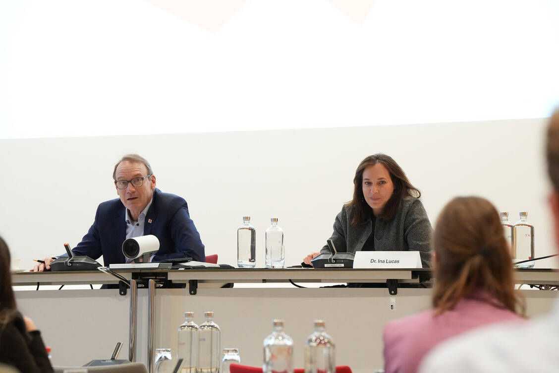 ABDA-Präsident Thomas Preis und ABDA-Vize Dr. Ina Lucas bei der berufspolitischen Veranstaltung im Berliner Apothekerhaus. / © ABDA