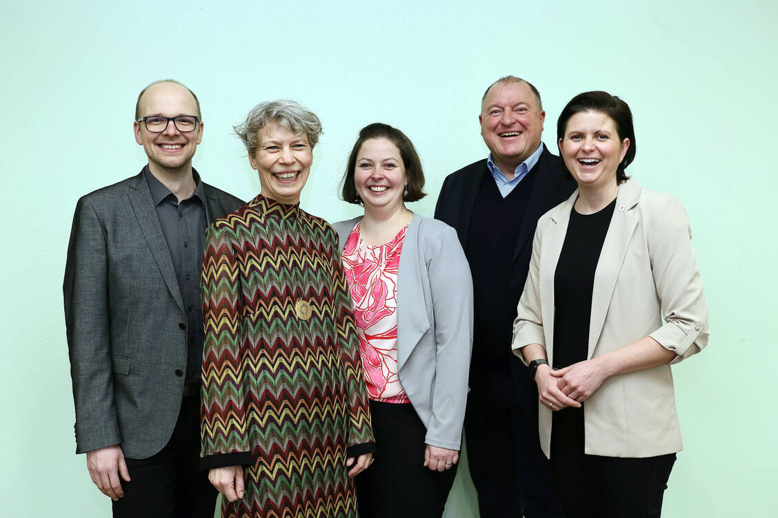 Der Vorstand der Bundesapothekerkammer bei der berufspolitischen Veranstaltung im Rahmen des Pharmacon Schladming: Hannes Müller, Maike Fedders, Stephanie Tiede, Armin Hoffmann und Franziska Scharpf (von links). / © PZ/Alois Müller