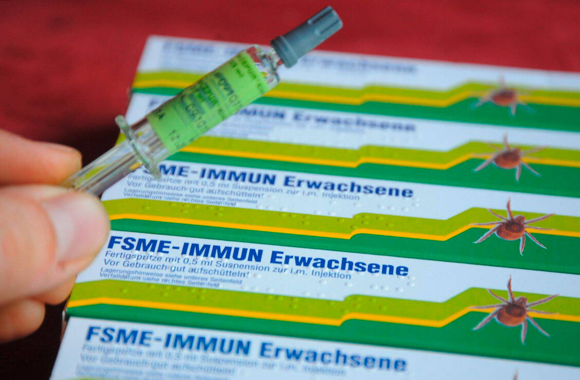 In Deutschland stehen im Prinzip zwei Impfstoffe gegen FSME in je zwei Dosierungen zur Verfügung.  / Foto: Imago Images/Becker&Bredel