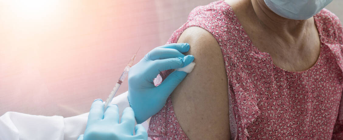 Immunsupprimierte Personen profitieren Studien zufolge von einer dritten Dosis Covid-19-Impfstoff– aber auch damit entwickeln nicht alle von ihnen Antikörper gegen das Coronavirus. / Foto: Adobe Stock/Khunatorn