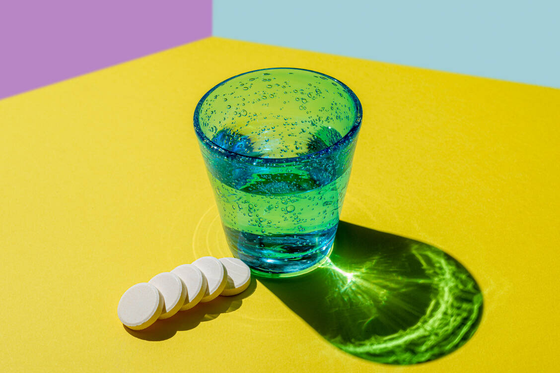 Trotz einer seit Jahren wachsenden Evidenz gegen den Nutzen dieser Supplemente empfehlen etwa 70 Prozent der relevanten Leitlinien nach wie vor Vitamin-D-Supplementierung zur Frakturprävention. Eine generelle Supplementierung mit Calcium kann für Nicht-Osteoporose-Patienten nach aktuellem Stand nicht empfohlen werden. / © Getty Images/Francesco Carta
