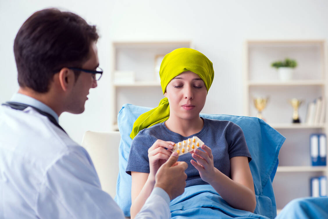 Gerade für Krebspatienten gab und gibt es große therapeutische Fortschritte – aber leider auch viel Therapieversagen. Vielleicht schließen PROTAC-Wirkstoffe einige Lücken. / © Shutterstock/Elnur