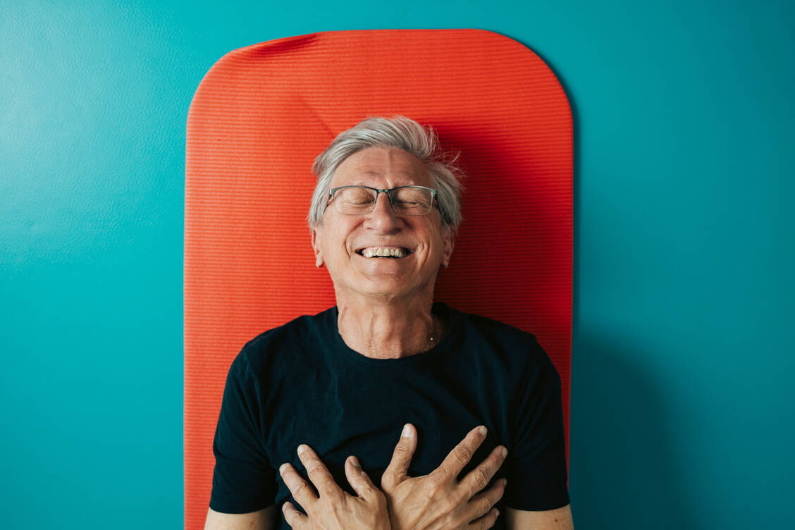 Kein Scherz: Strukturierte Atemübungen, wie sie bei der Lachtherapie zum Einsatz kommen, könnten bei COPD das Atmen erleichtern. / © Getty Images/Maskot