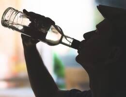 Mehr als 10 bis 24 g Alkohol pro Tag sollten es für  Männer nicht sein. Wer mehr trinkt, schadet seiner  Leber.
<p class="fotonachweis">Foto: Fotolia/
Africa Studio</p>