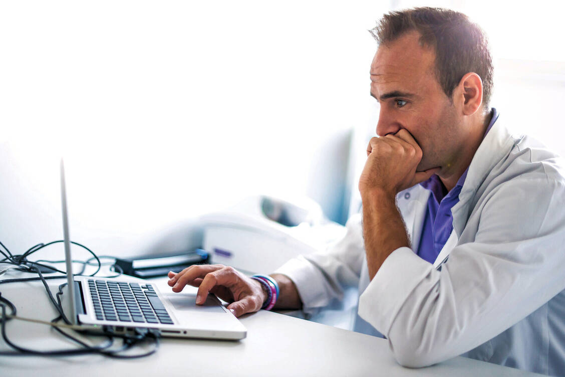Apotheker sollten sich ein eigenes Bild von Gesundheits-Apps machen und diese selbst bewerten können. Hilfreich sind dabei Datenbanken und Checklisten. / Foto: Fotolia/Molinero