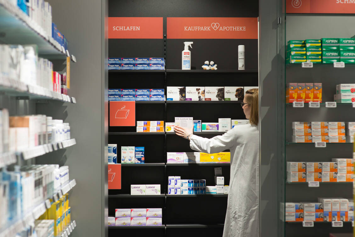 Laut ABDA konnten im gesamten OTC-Arzneimittelmarkt lediglich die Apotheken 2021 ihren Umsatz gegenüber 2020 steigern. Der Versandhandel, Drogeriemärkte und Lebensmitteleinzelhandel mussten dagegen Umsatz- und Absatzrückgänge hinnehmen. / Foto: Imago/Uwe Steinert