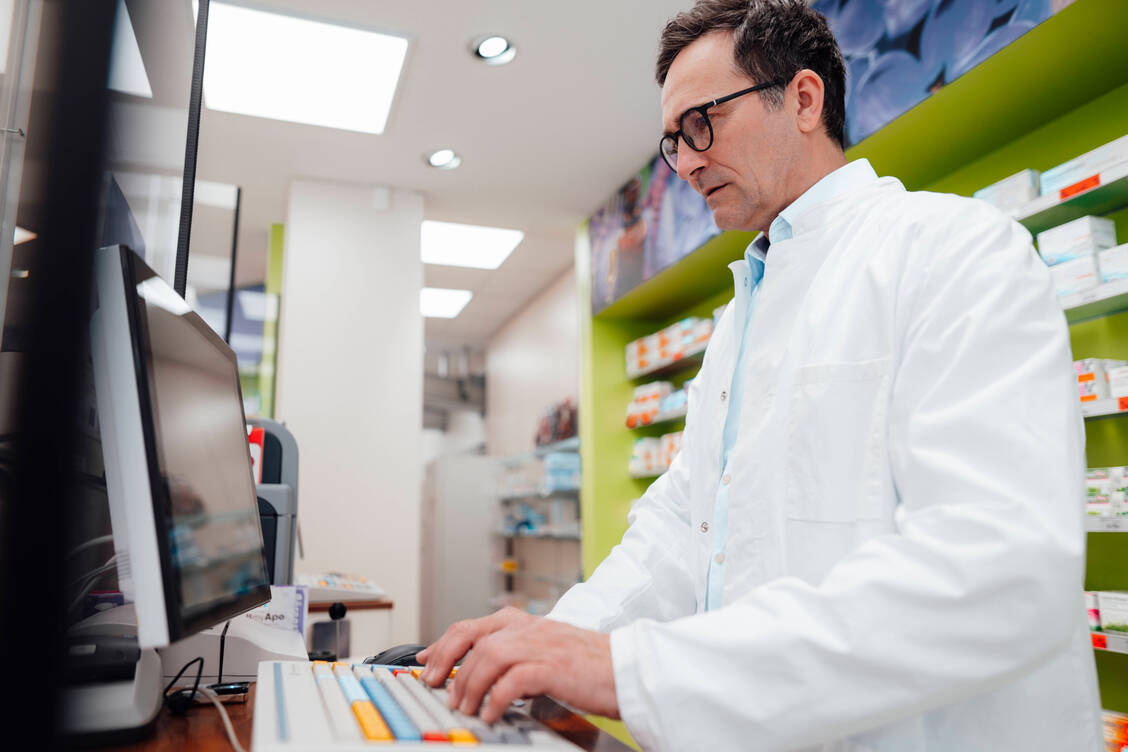 Beim Thema Warenwirtschaft setzen inzwischen viele Apotheken nur noch auf Sicherheit.  / Foto: IMAGO/Westend61