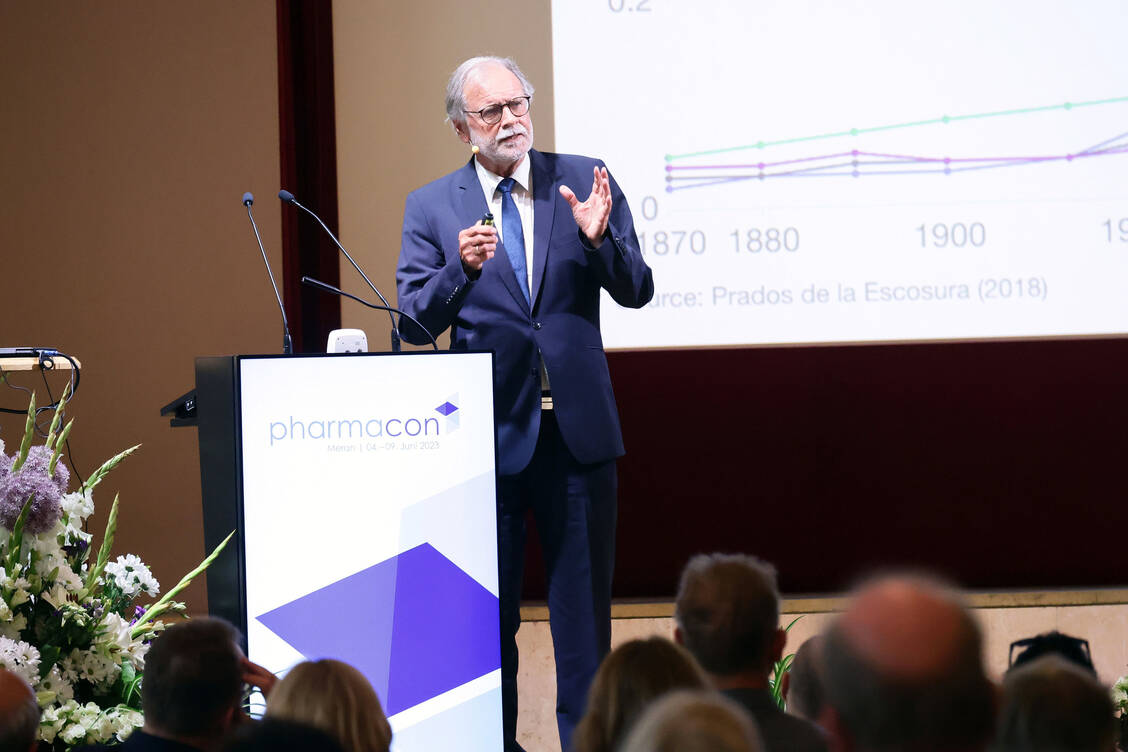 Professor Dr. Volker Mosbrugger verdeutlichte, dass für echte Nachhaltigkeit Ökosystem, Wirtschaft und Gesellschaft im Einklang stehen müssen.  / Foto: Alois Mueller