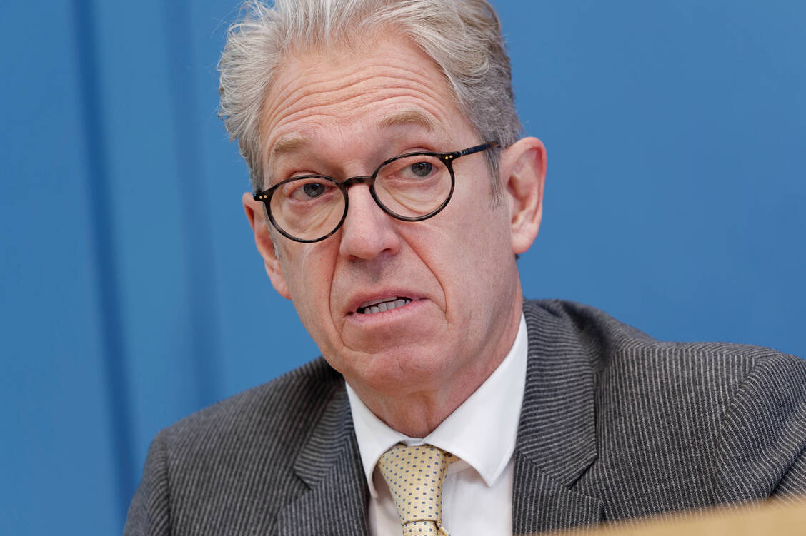 KBV-Chef Gassen beklagte gegenüber mehreren Zeitungen, dass nach wie vor viel zu häufig stationär operiert werde. Durch mehr ambulante Operationen könnten nicht nur Versichertengelder gespart werden, sondern die Patienten würden so auch besser vor Infektionen mit Krankenhauskeimen geschützt. / Foto: imago images/Jürgen Heinrich
