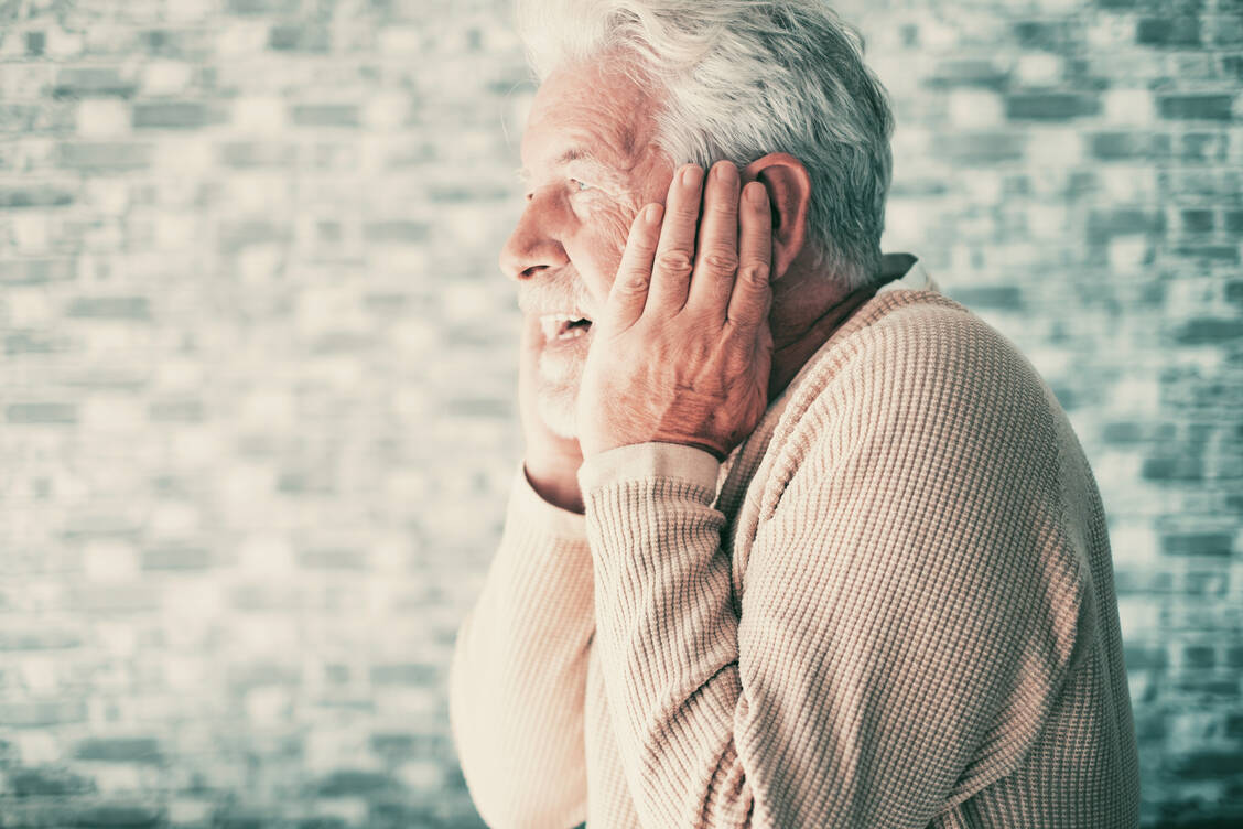 Hinter Aggressivität bei Demenz-Patienten steht oft eine große Verunsicherung durch die als fremd empfundenen Abläufe und Personen. / Foto: Getty Images/lucigerma