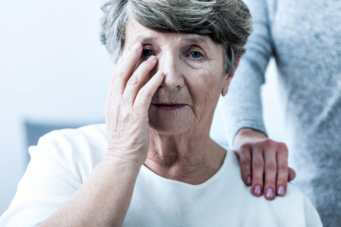 Ein spürbarer Gedächtnisverlust ist erst die letzte Phase der Alzheimer-Erkrankung. Viel früher beginnen bereits Veränderungen im Gehirn – und müssten auch wirksame Therapien ansetzen. / Foto: iStock/KatarzynaBialasiewicz