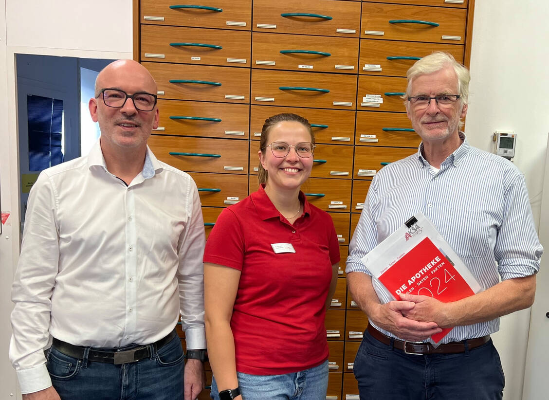 Herbert Wollmann (r.) besuchte die Stendaler Apotheke im Altmark Forum uns sprach mit Inhaberin Karolin Romahn sowie Thomas Rößler vom Landesapothekerverbands Sachsen-Anhalt. / Foto: K-Pohl/LAV