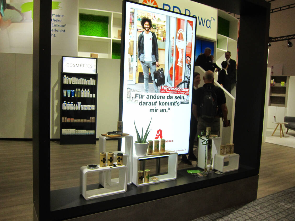 Rowa hat auf der Expopharm in Düsseldorf gezeigt, wie sich analoge und digitale Elemente im Schaufenster der Apotheke einfach kombinieren lassen. / Foto: PZ/ Julia Endris