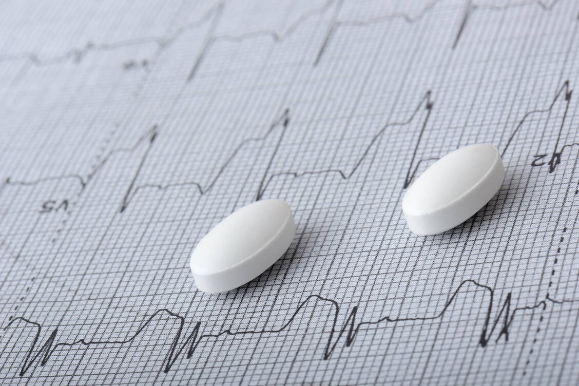 Viele Arzneistoffe können das Herz aus dem Takt bringen. Das Long-QT-Syndrom wird Apothekern regelmäßig als Warnhinweis angezeigt. / © Adobe Stock/Rob Hyrons