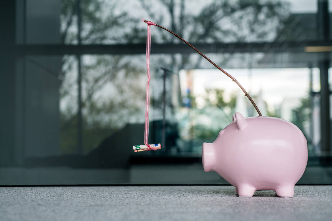 Geld ist alles – oder doch nicht? Was Menschen antreibt, sieht in westlichen Industriestaaten anders aus als anderswo auf der Welt. / © Getty Images/AlenaPaulus