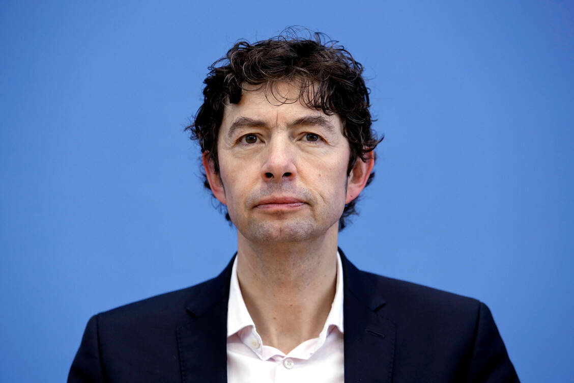 Professor Dr. Christian Drosten von der Berliner Charité wurde in der Pandemie unter anderem mit dem Podcast »Das Coronavirus-Update« bei NDR Info bundesweit bekannt. Der Spezialist für Coronaviren war teilweise heftigen Anfeindungen ausgesetzt. / © Imago/Reiner Zensen