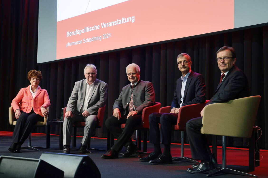 Die Fragen bei der politischen Diskussion in Schladming stellten Ursula Funke und Georg Engel (ganz rechts). Diskutanten waren Mathias Arnold, Thomas Benkert und Sebastian Schmitz (von links). / Foto: PZ/Alois Müller
