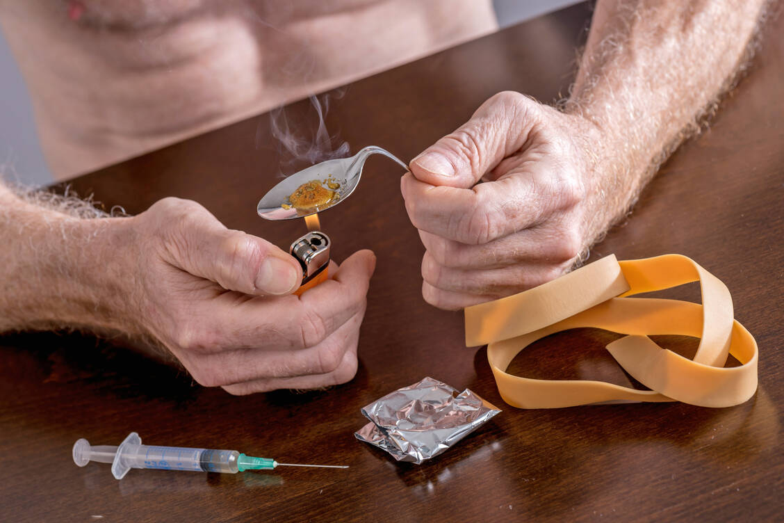 Die meisten Drogentoten starben an Überdosen von Heroin, Morphin und anderen Opioiden, viele aber auch an Kokain, Amphetaminen und synthetischen Drogen. / Foto: Shutterstock/thodonal88
