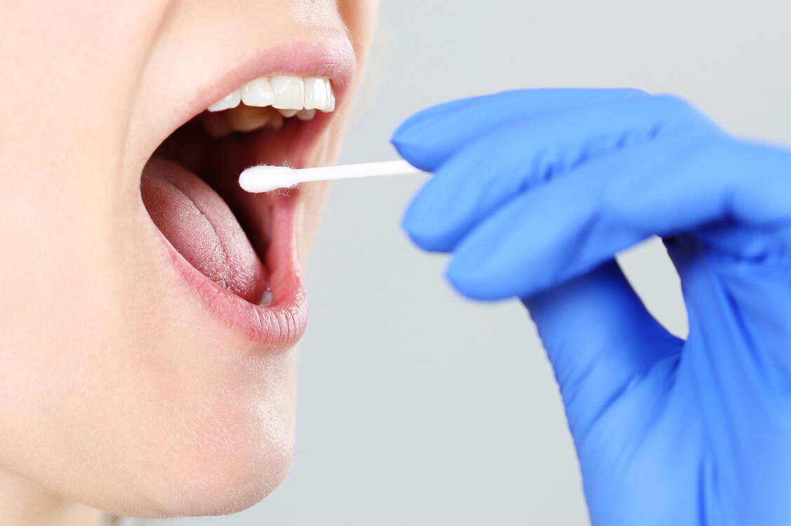 Die Probennahme für den Test auf eine SARS-CoV-2-Infektion ist nicht banal und sollte durch einen Fachmann erfolgen. Selbsttests sind sehr fehleranfällig. / Foto: Adobe Stock/RioPatuca Images