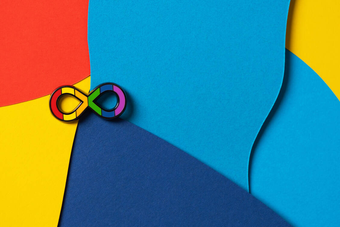 Das Unendlichkeitssymbol spiegelt die Vielfalt der neurodiversen Gemeinschaft wider.  / © Adobe Stock/vejaa