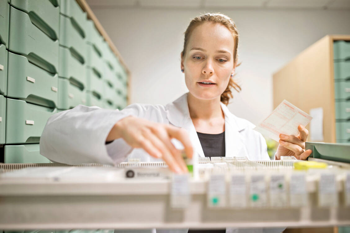 Auch im Mai bekamen die Apotheker die Auswirkungen der Coronavirus-Krise stark zu spüren.  / Foto: iStock/alvarez