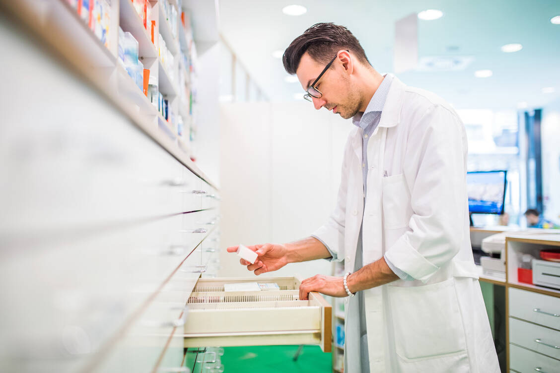 Pro Rx-Packung müssen Apotheker den Krankenkassen derzeit 4 Cent mehr Rabatt gewähren als bislang.  / Foto: Adobe Stock/Halfpoint
