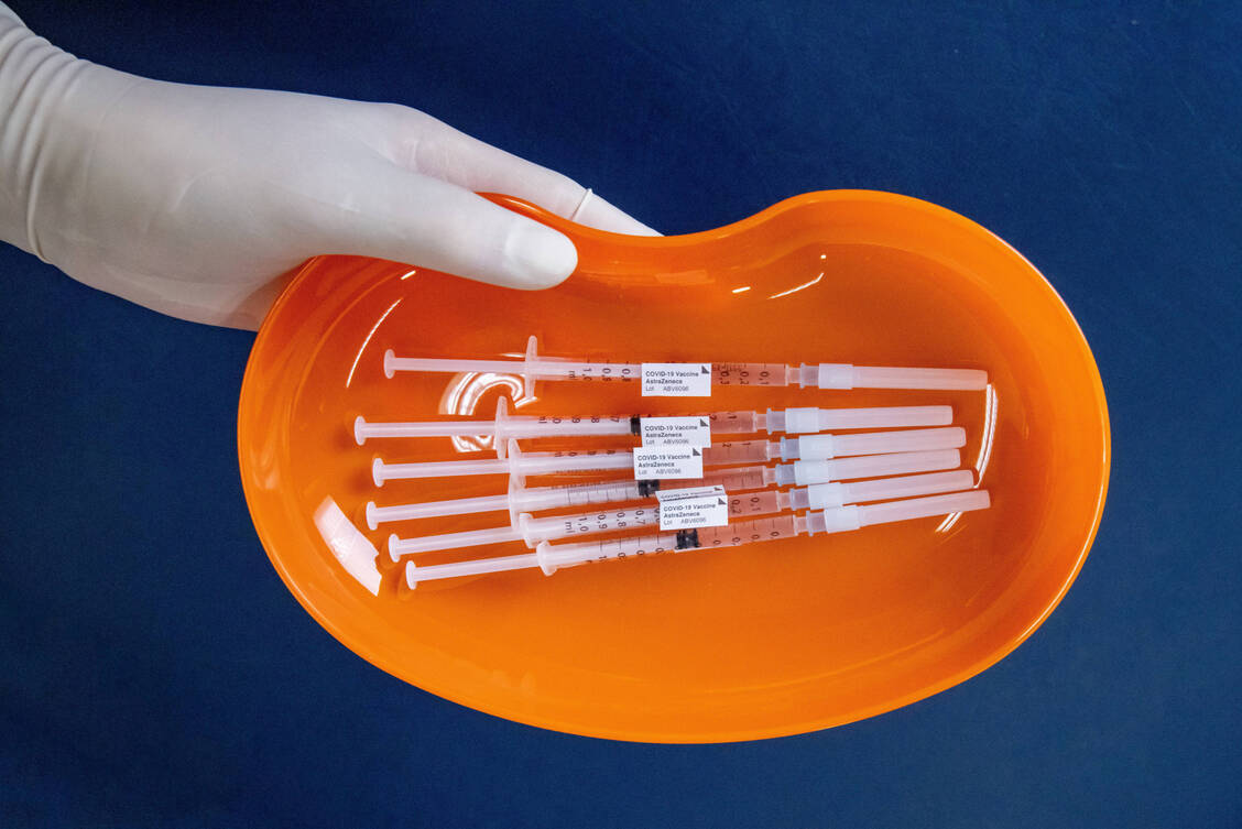 Nach Ostern starten die Covid-19-Impfungen in den Hausarztpraxen. Mit im Boot sind auch die Apotheken. Sie bekommen für die Organisation und die bedarfsgerechte Bereitstellung der Impfstoffe eine Vergütung. Deren Höhe steht nun fest.  / Foto: Imago Images/C3 Pictures