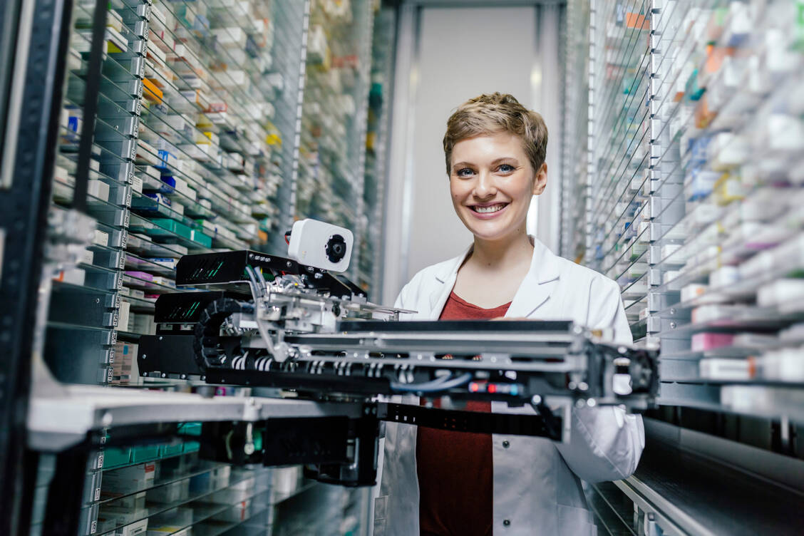 Innerhalb der Apotheken läuft schon seit Jahren vieles digital – entscheidend für die Zukunft wird sein, wie Apotheke vor Ort in der digitalen Außenwelt vertreten sein wird. Der Mensch bleibt dabei im Mittelpunkt. / Foto: Getty Images/Westend61