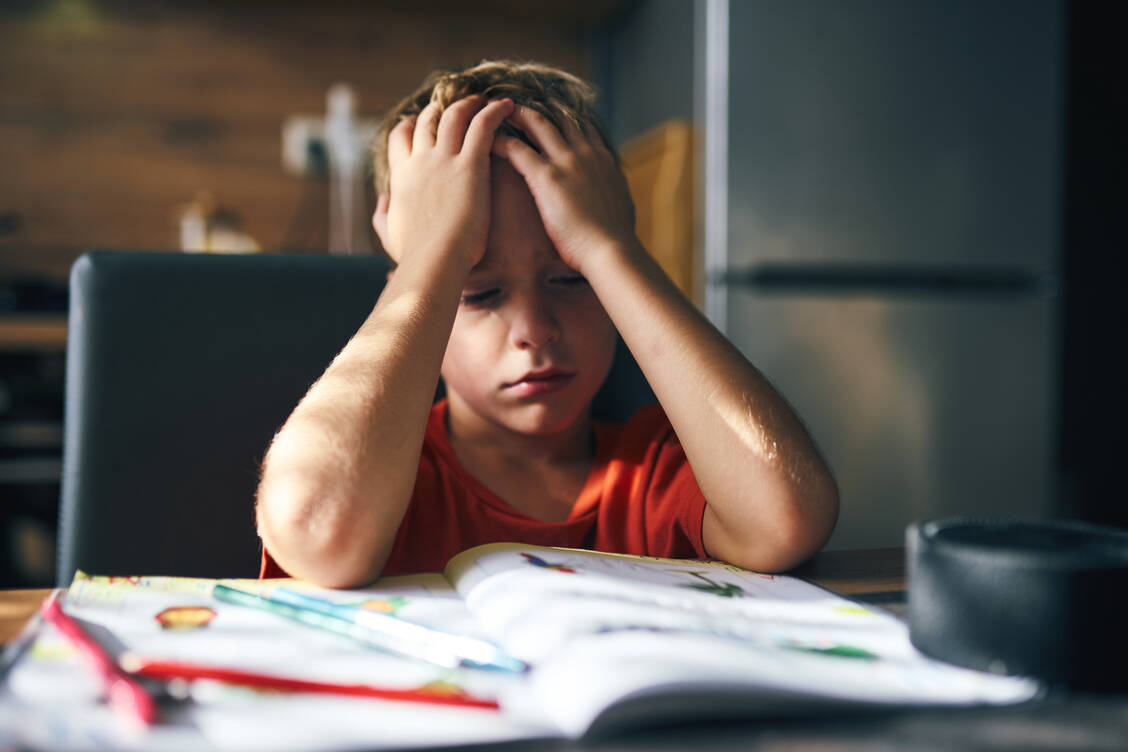 Klappt es mit dem Lesen und Schreiben trotz Unterstützung nicht, ist das für die Betroffenen sehr frustrierend. Daher sollte ein Verdacht auf Legasthenie abgeklärt werde – nicht zuletzt, um das betroffene Kind zu entlasten. / © Getty Images/Ekaterina Goncharova