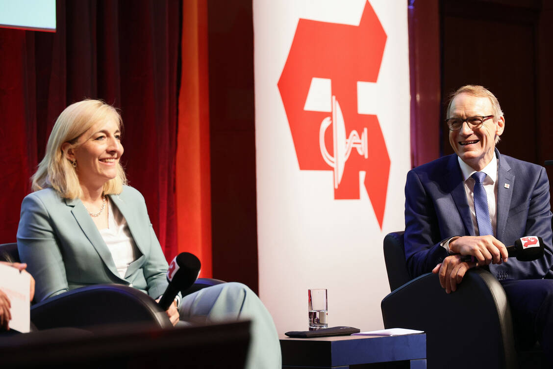 ABDA-Präsident Thomas Preis beim DAT 2025 mit Bundesgesundheitsministerin Nina Warken. Auf sie folgt jetzt Carsten Linnemann an der Spitze des BMG. / © PZ/Alois Müller
