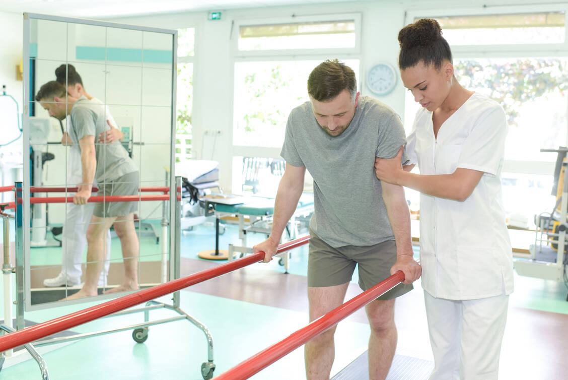 Die Therapie besteht aus verschiedenen Teilen. Einer davon ist die Physiotherapie. / Foto: Adobe Stock/auremar