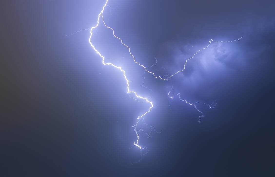 »Einschießend wie ein Blitz«: So beschreiben viele Patienten mit neuropathischen Schmerzen die Qualität des Schmerzes. / Foto: Adobe Stock/mimadeo