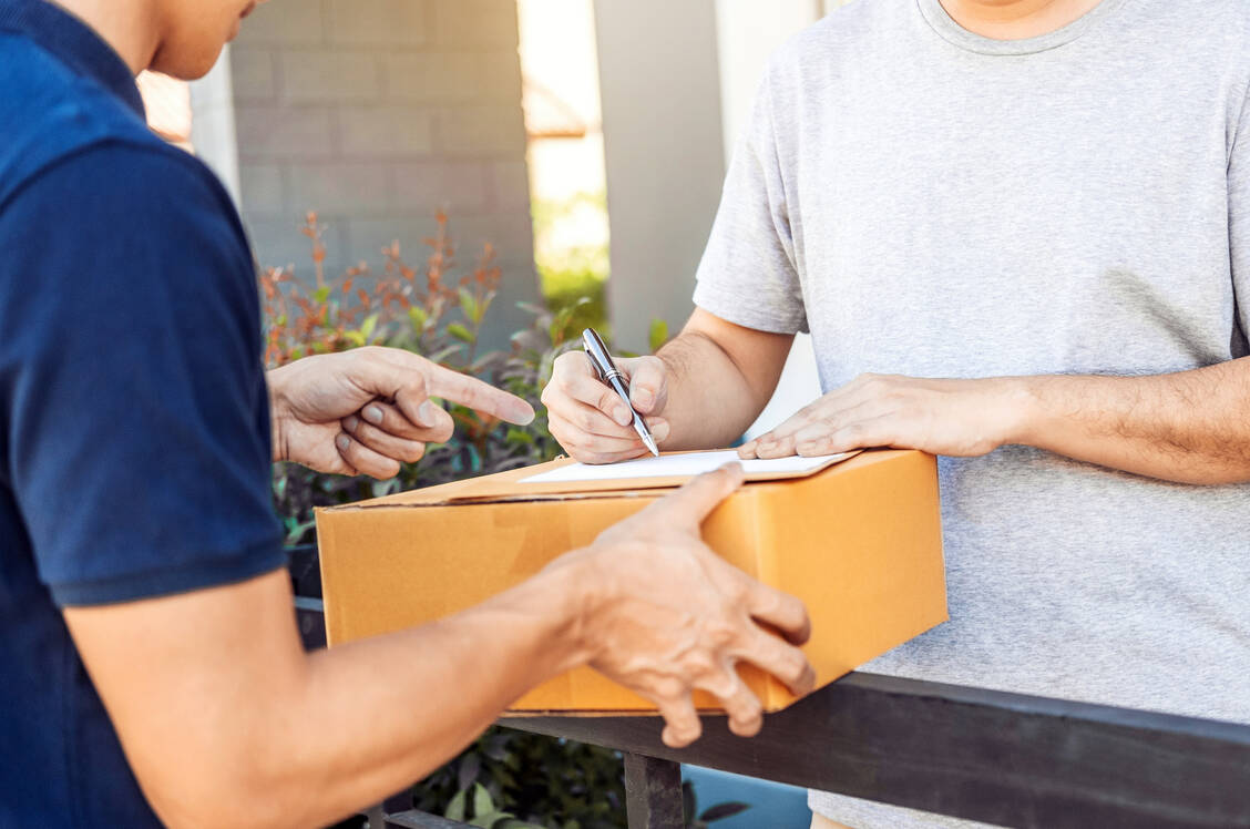 Arzneimittel per Post? Bislang ist nicht klar, ob sich Arzneimittelversender aus dem EU-Ausland auch tatsächlich an die hierzulande vorgeschriebenen GDP-Qualitätskriterien  halten. / Foto: Adobe Stock/joyfotoliakid