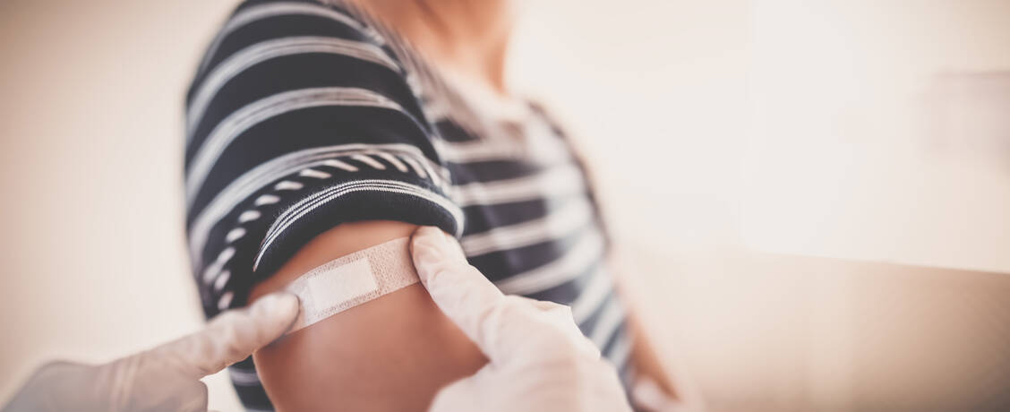Gleichzeitig mit der Influenzaimpfung kann man sich auch einen Corona-Booster geben lassen, allerdings nicht in den gleichen Arm.  / Foto: Adobe Stock/candy1812