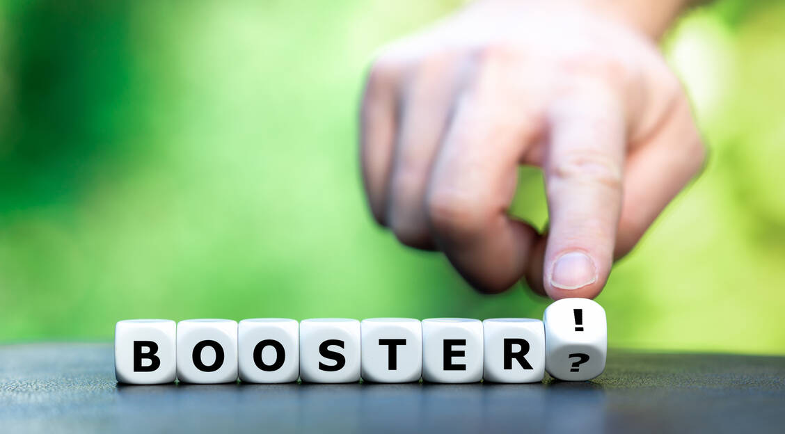 Ältere und Immungeschwächte sollten sich ein zweites Mal boostern lassen. Ob dies momentan auch für Immunkompetente sinnvoll ist, ist aber umstritten. / Foto: Adobe Stock/Fokussiert