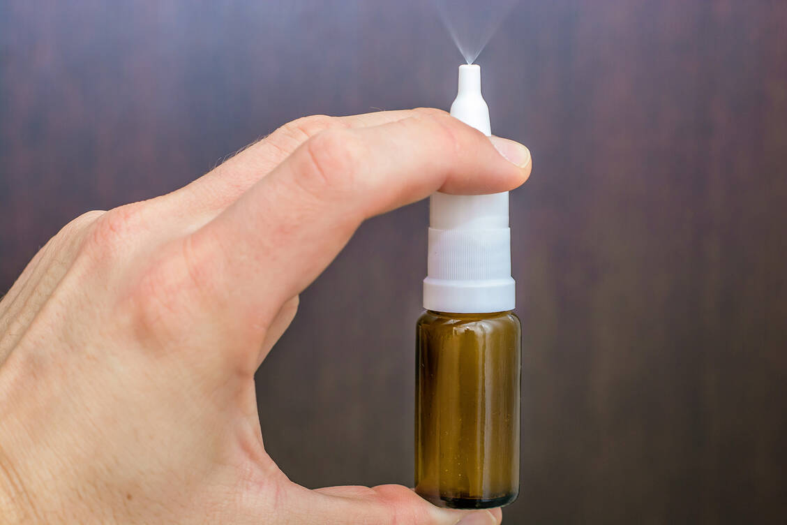 In den USA darf zukünftig ein Nasenspray mit Esketamin zur Behandlung von therapieresistenten Depressionen eingesetzt werden. / Foto: Shutterstock/Ralf Geithe