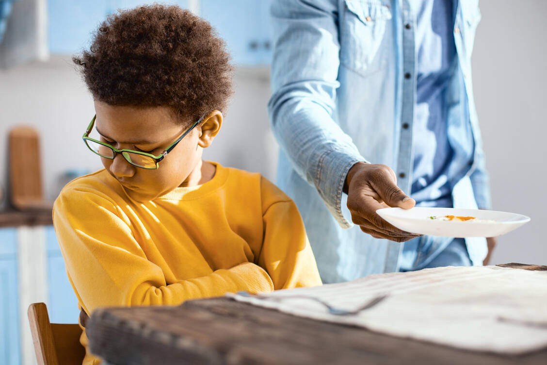 Viele Kinder sind in bestimmten Lebensphasen wählerisch und mäkelig beim Essen, ernähren sich aber insgesamt ausreichend. / Foto: Adobe Stock/zinkevych