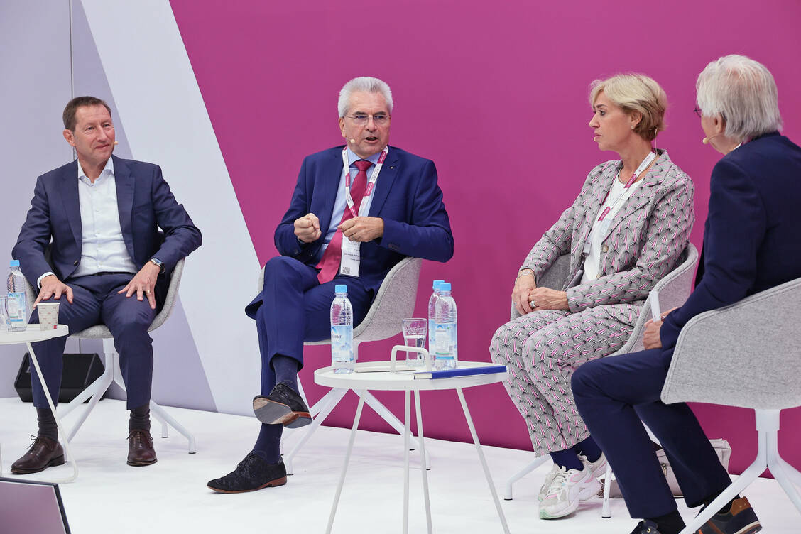 Dr. Holger Neye, Dr. Hans-Peter Hubmann und Dr. Christiane Neubaur diskutierten in der Pharmaworld mit Professor Dr. Theo Dingermann (von links). / Foto: PZ/Alois Müller