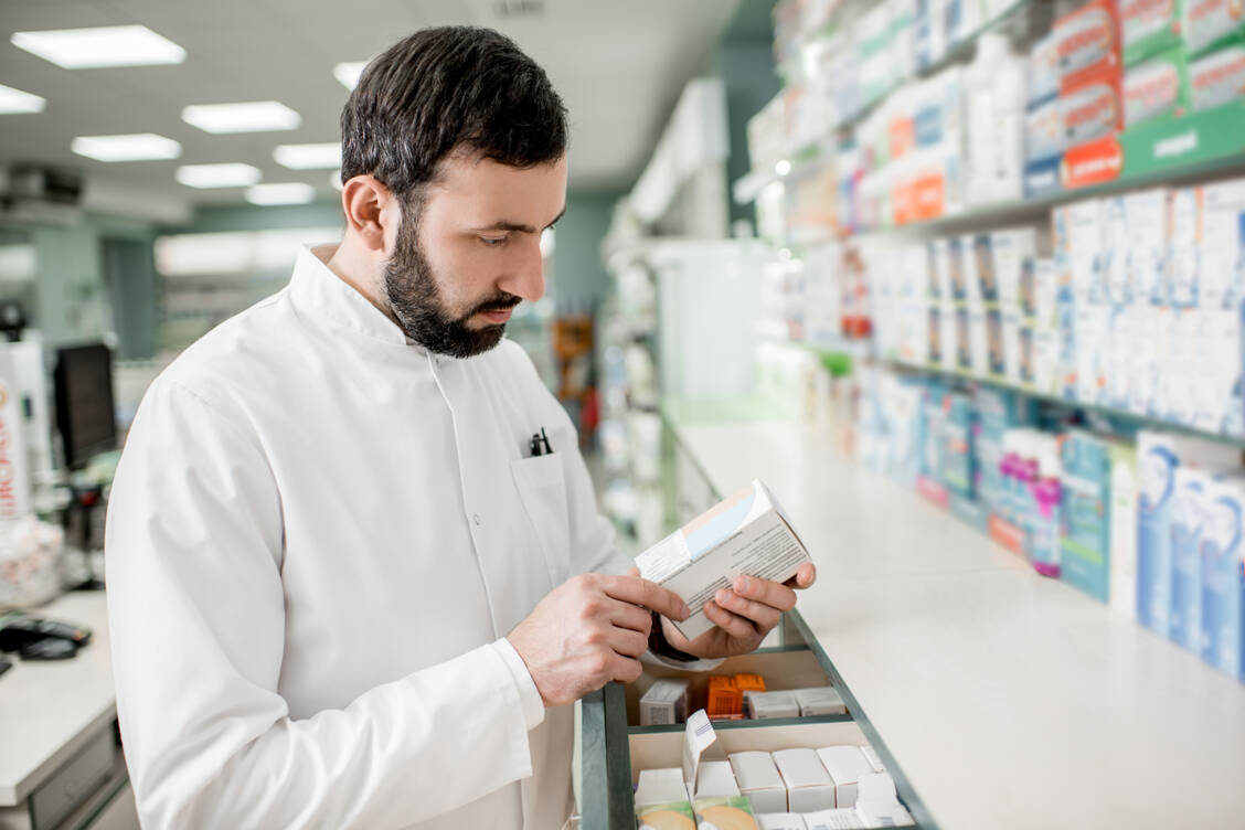 Jeden Tag muss jede Apotheke ein Fertigarzneimittel prüfen. Fällt ein möglicher Qualitätsmangel auf, muss dies an die AMK und die zuständige Aufsichtsbehörde gemeldet werden. / Foto: Getty Images/RossHelen