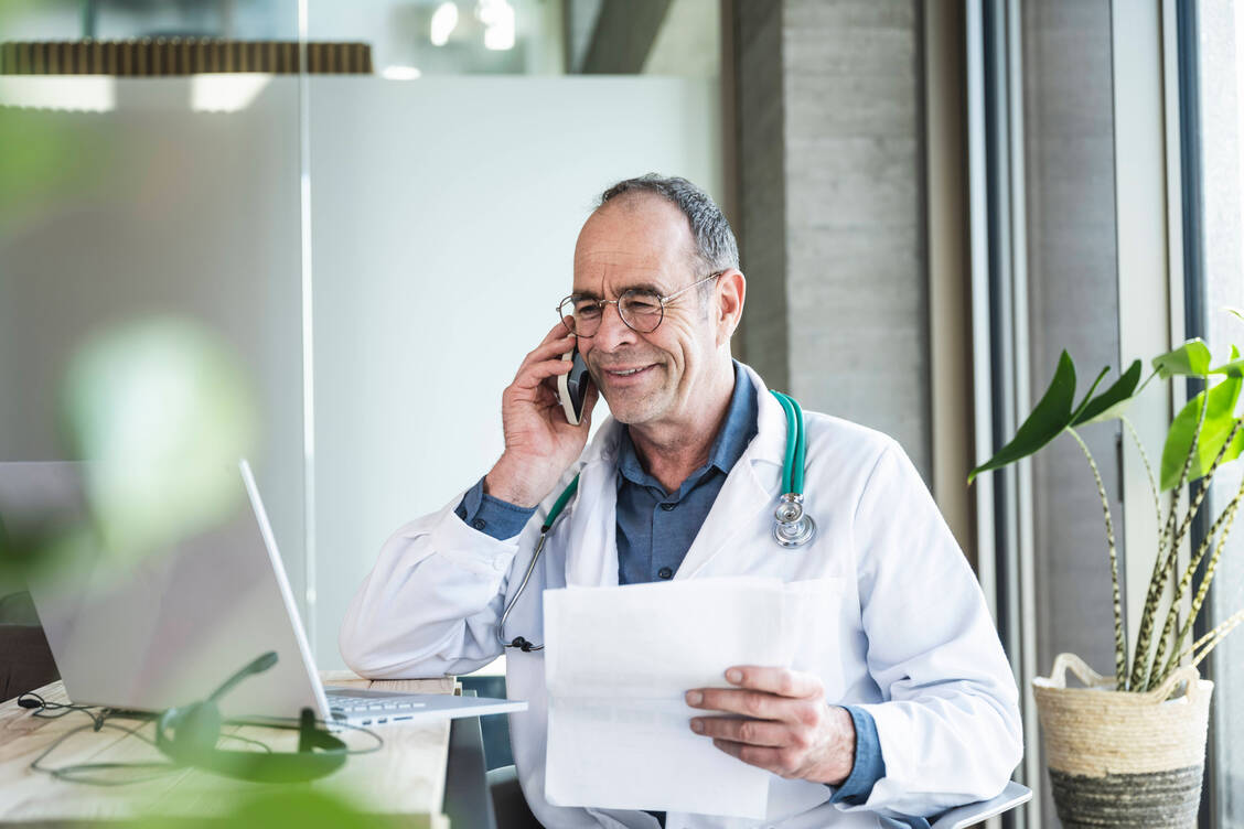 Besteht die telefonisch festgestellte Erkrankung fort, muss die Patientin oder der Patient für die Folgebescheinigung der Arbeitsunfähigkeit die Arztpraxis aufsuchen. / Foto: IMAGO/Westend61