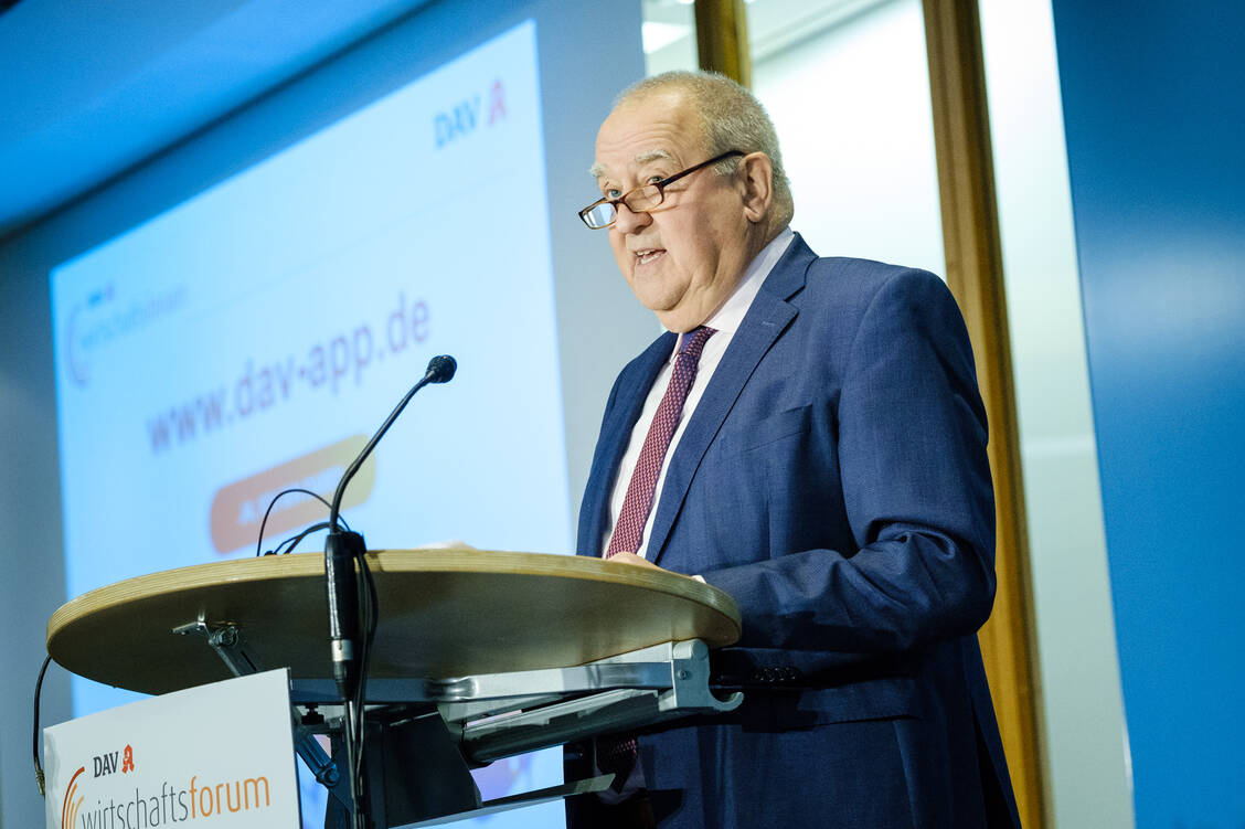 DAV-Chef Fritz Becker hatte beim DAV-Wirtschaftsforum im Mai in Berlin die hauseigene Web-App präsentiert. Ein Drittel der Offizinen in Deutschland ist inzwischen registriert. / Foto: PZ/André Wagenzik