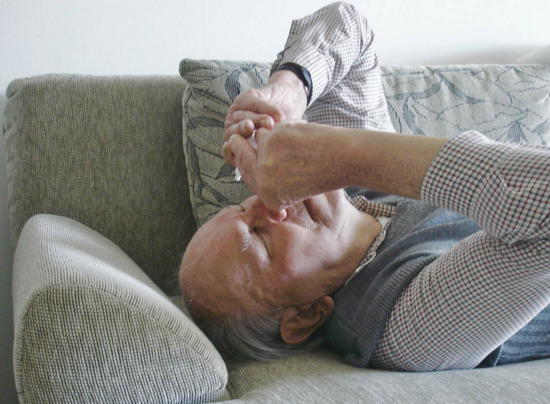 Abbildung 4: Kanthale Applikation von Augentropfen / Foto: Wolfgang Kircher