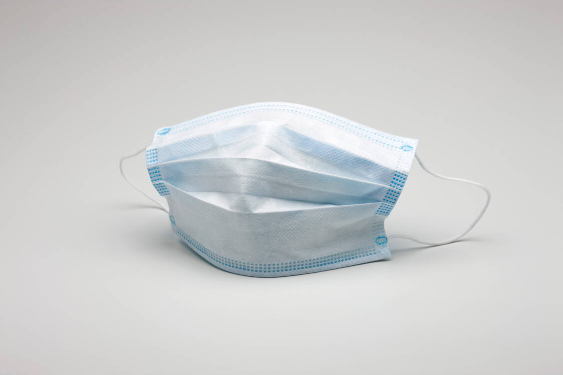 Patienten mit Influenza oder Coronaviren sollten einen Mundschutz tragen, um andere Menschen nicht anzustecken. / Foto: Getty Images/PhotoAlto/Matthieu Spohn