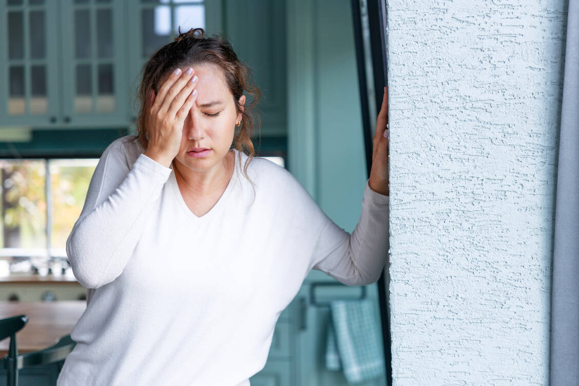 Migränekopfschmerz tritt häufig einseitig auf. Zur Prophylaxe ist mit Atogepant erstmals ein oraler CGRP-Antagonist im Handel. / © Getty Images/eternalcreative