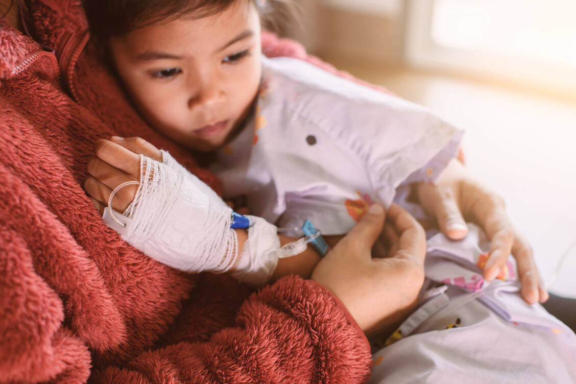 Wird eine Leukämie bei Kindern diagnostiziert, muss rasch eine intensive und umfangreiche Therapie beginnen. / © Shutterstock/A3pfamily