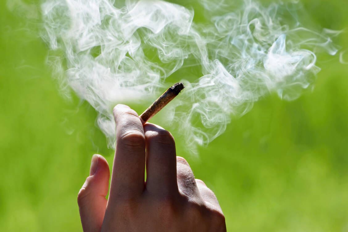 Wenn Cannabis geraucht wird, entstehen wie beim Tabakrauch Verbrennungsprodukte, die potenziell krebserregend sind. Insofern überrascht es nicht, dass das Rauchen von Joints mit einem erhöhten Krebsrisiko in Verbindung gebracht wird.  / © Getty Images/Tunatura