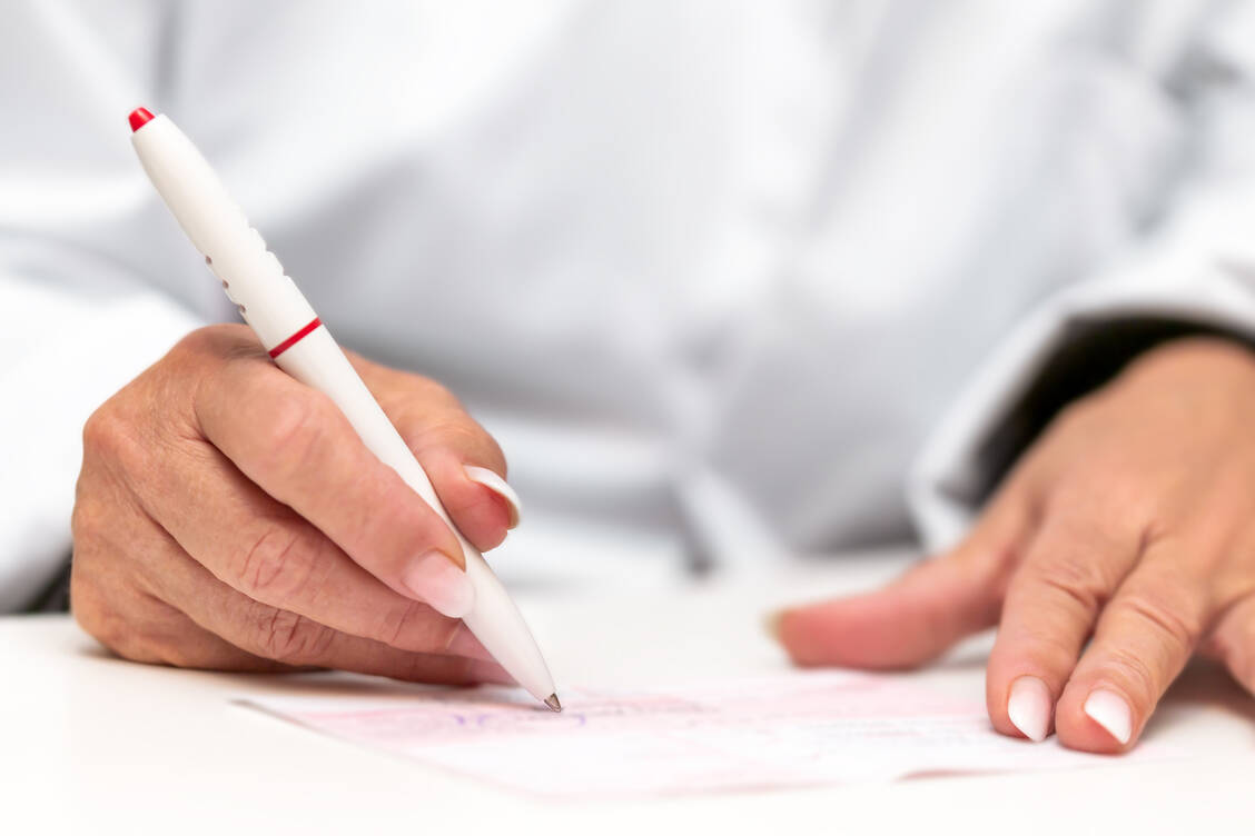 Was gehört alles in einen Arbeitsvertrag und welche Rechte hat der Arbeitnehmer? Antworten gibt Adexa-Rechtsanwältin Minou Hansen. / Foto: Adobe Stock/M.Doerr & M.Frommherz GbR