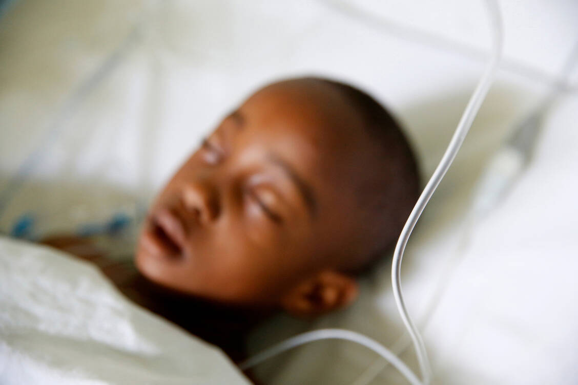 Patienten mit Afrikanischer Schlafkrankheit müssen in der Regel umfassend im Krankenhaus behandelt werden (Symbolbild). Unbehandelt verläuft die Infektionskrankheit tödlich.  / © Shutterstock/godongphoto