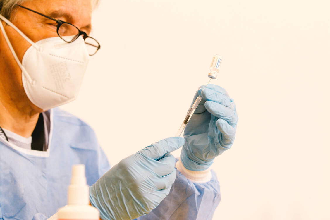 Am 7. Juni steigen die Betriebsärzte in die Impfkampagne ein. Die Vergütung der Apotheken für die Versorgung der Mediziner mit Vakzinen hängt von der Menge der gelieferten Vials ab.  / Foto: Imago images/NurPhoto