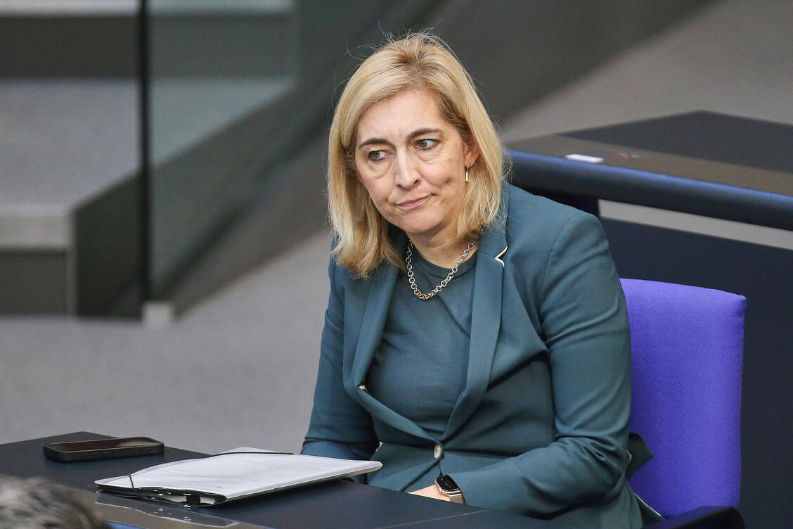Bundesgesundheitsministerin Nina Warken (CDU) hat ihre Apothekenreform durch den Bundestag gebracht. / © IMAGO/dts Nachrichtenagentur